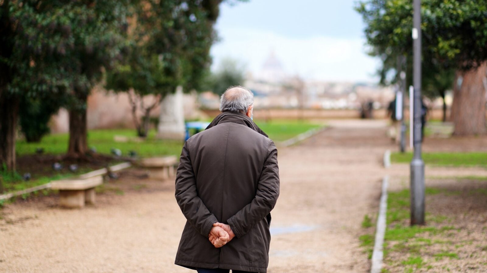 En quoi la posture des mains derrière le dos favorise la réflexion et le calme ?