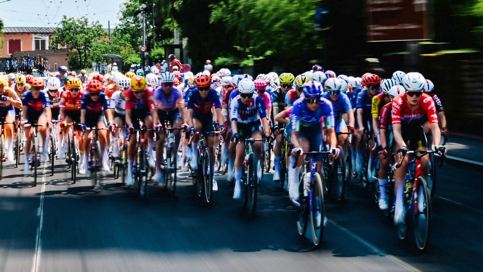 Triche au soutien-gorge : quelle est cette technique infaillible sur le Tour de France Femmes, où les coureuses exploitent leur poitrine pour des gains aérodynamiques ?