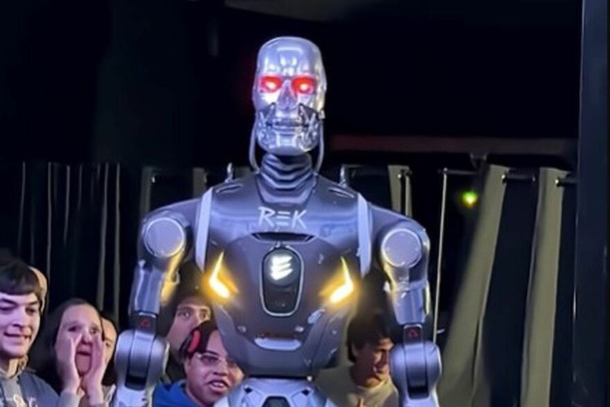 « Mec, j’ai tellement peur pour toi ! » : un influenceur se fait démolir par un robot lors d’un combat de MMA