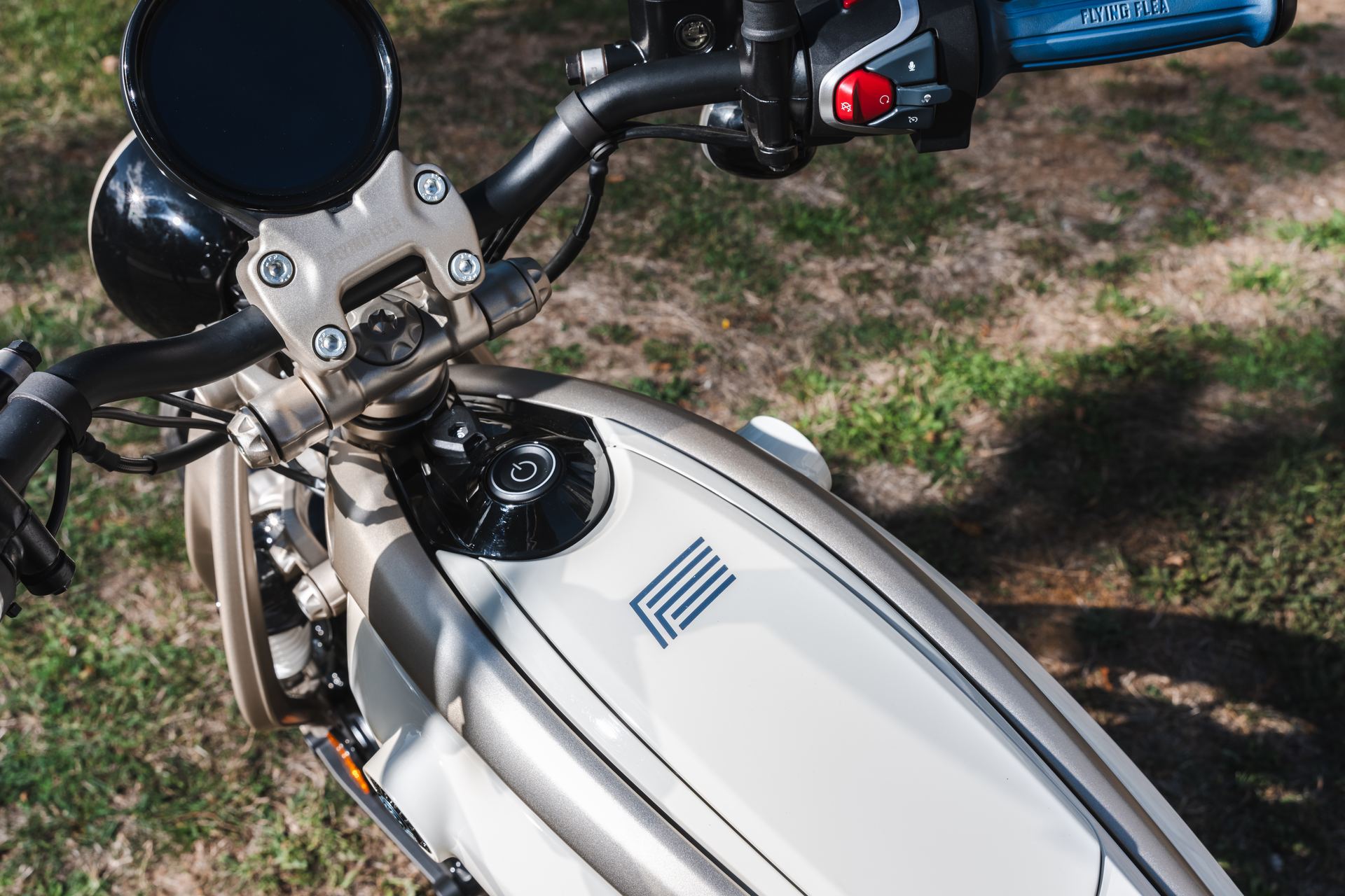 Essai Royal Enfield Flying Flea C6 Poste De Pilotage Reservoir