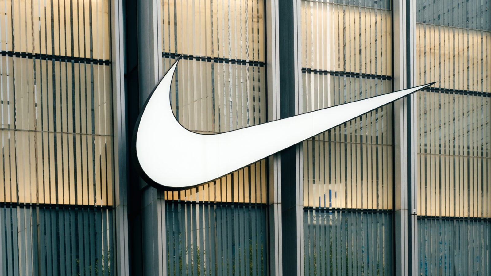 Un petit génie français vole au secours de Nike. Il va tenter la méthode LVMH sur la plus grande entreprise de vêtements de sport au monde qui s’écroule