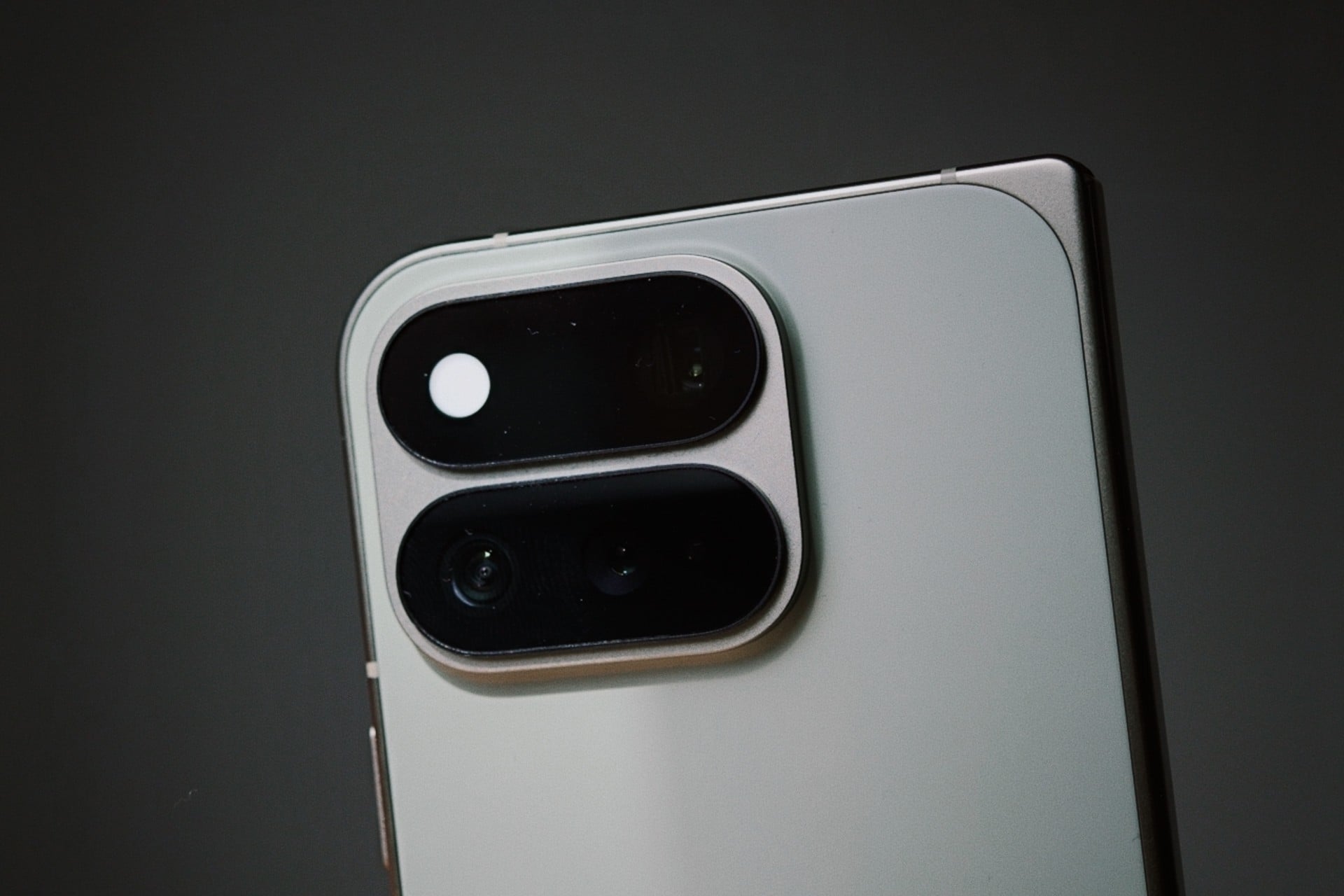 Test Google Pixel 11 Pro Fold Bloc Photo Arriere Gros Plan