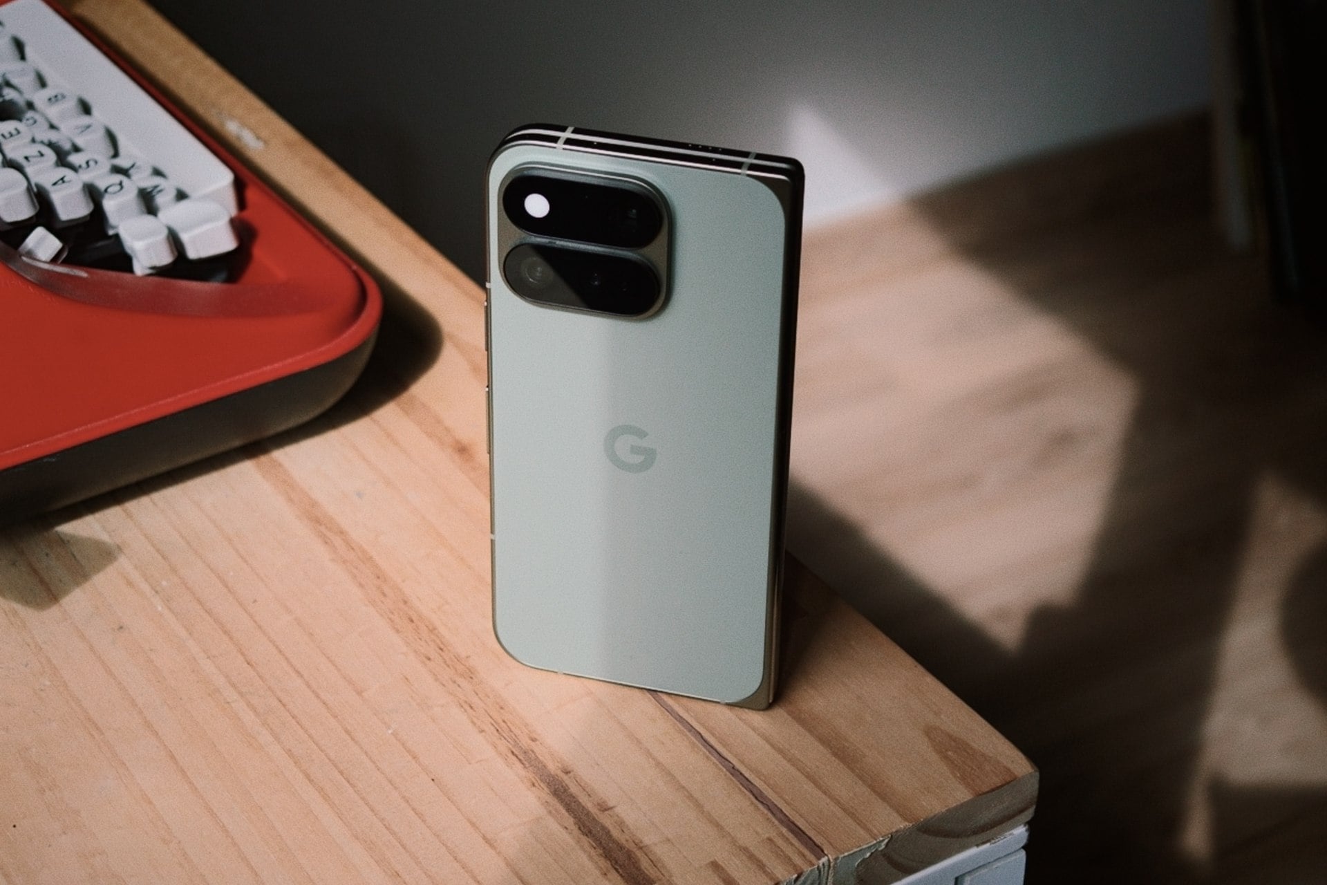 Test Google Pixel 11 Pro Fold Design Arriere Debout