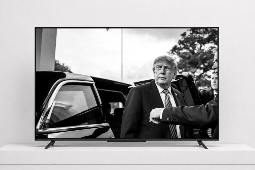 Semblable aux médias d’Etat russes ou nord-coréens, Donald Trump dévoile sa propre chaîne TV, après l’interdiction de CNN, Politico et MS NOW à la Maison-Blanche