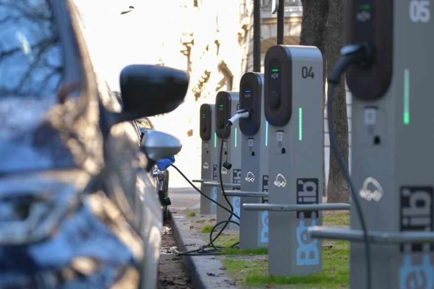 La voiture électrique n’a jamais été aussi populaire en France : les recherches ont bondi de 214 % sur ce site spécialisé dans l’occasion