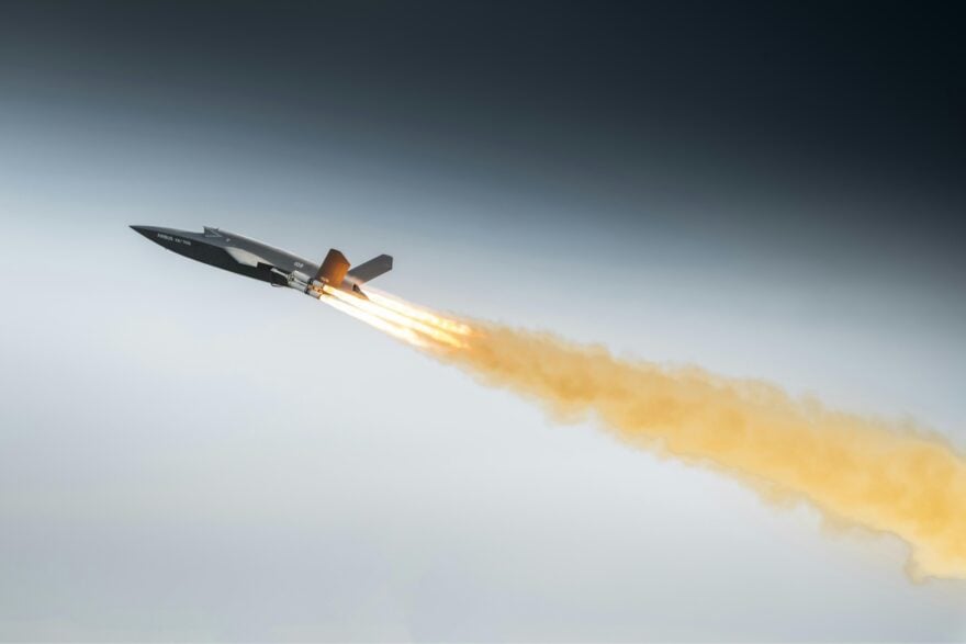 Airbus réussit le premier test en Europe de son futur drone de combat autonome, le « Valkyrie » : avec plus de 5 000 km de portée et une vitesse proche de Mach 1, il accompagnera les Eurofighter au combat