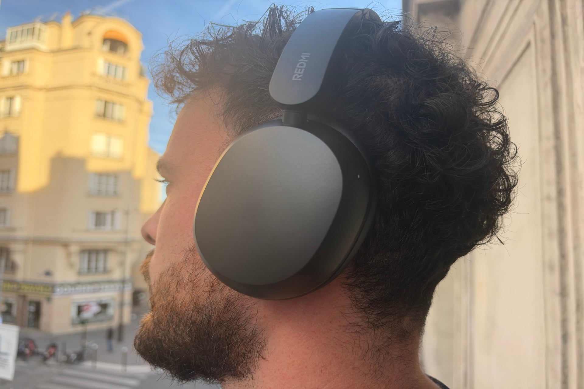 Le casque Xiaomi Redmi Headphones Neo porté sur la tête