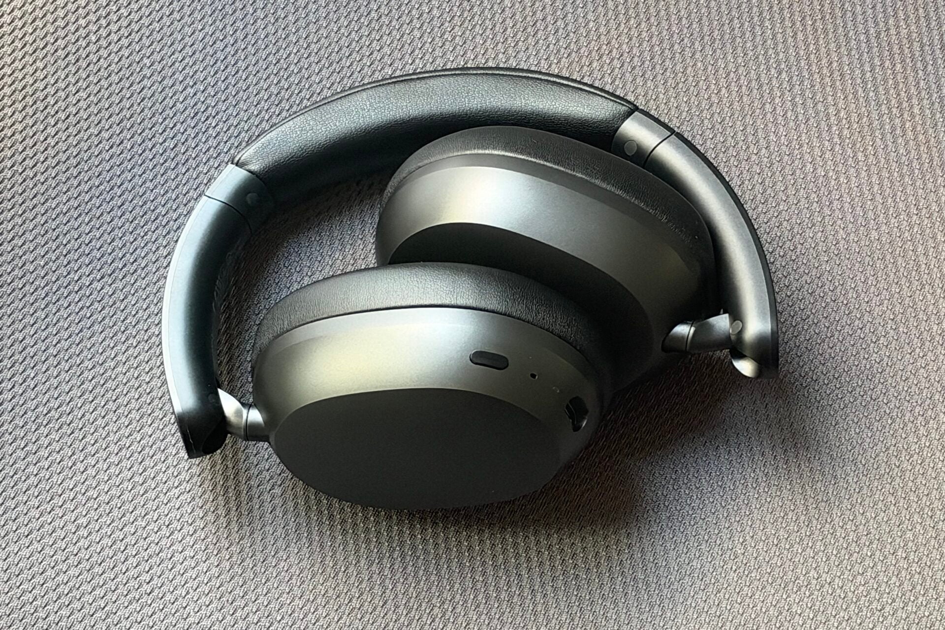 Le casque Xiaomi Redmi Headphones Neo en mode pliable