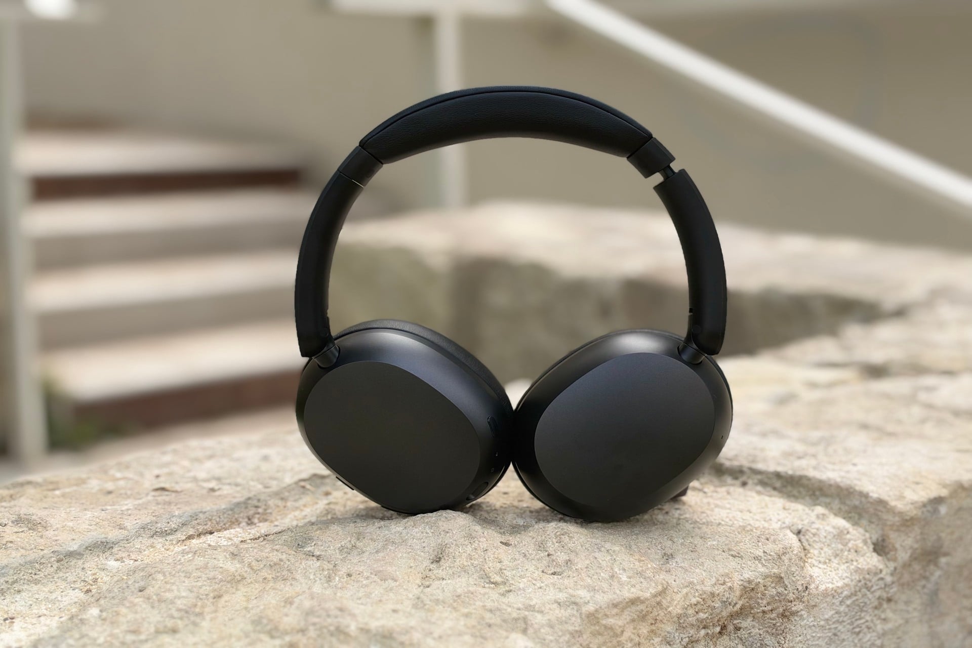 Le casque Xiaomi Redmi Headphones Neo de loin debout