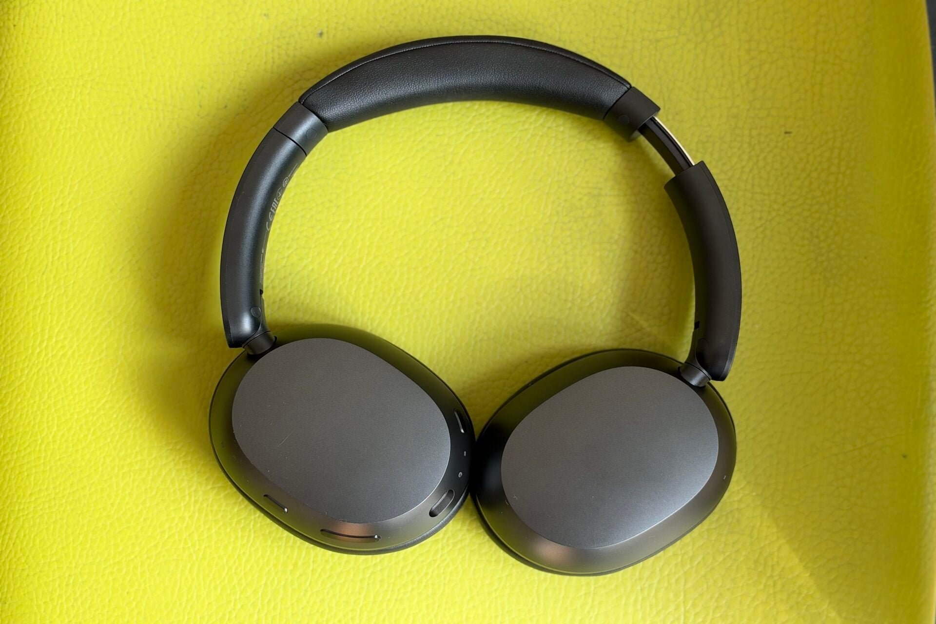 Le casque Xiaomi Redmi Headphones Neo assez joli sur une chaise