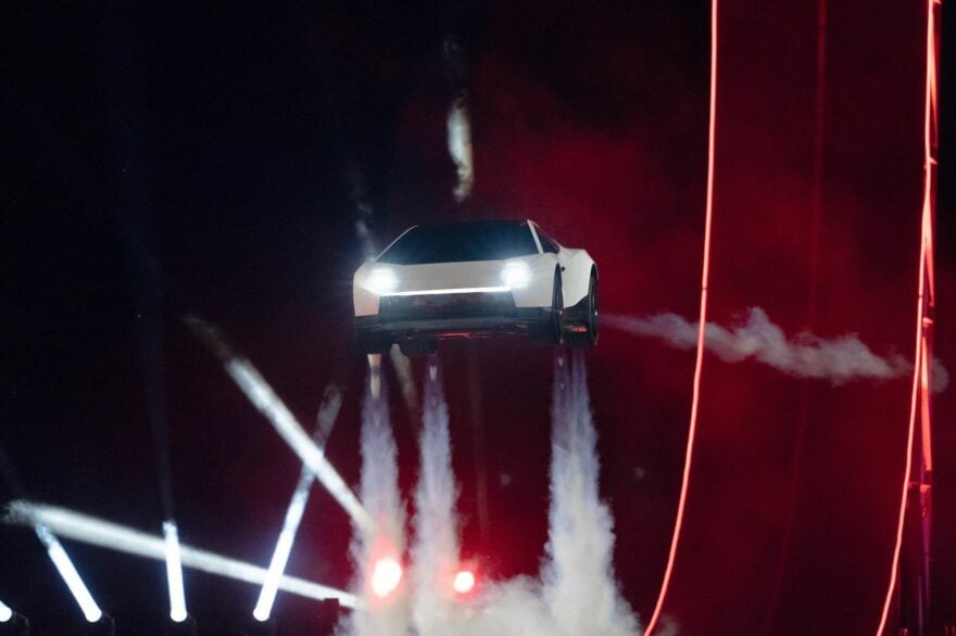 C’est la première voiture volante destinée au grand public : Elon Musk dévoile la Tesla Roadster
