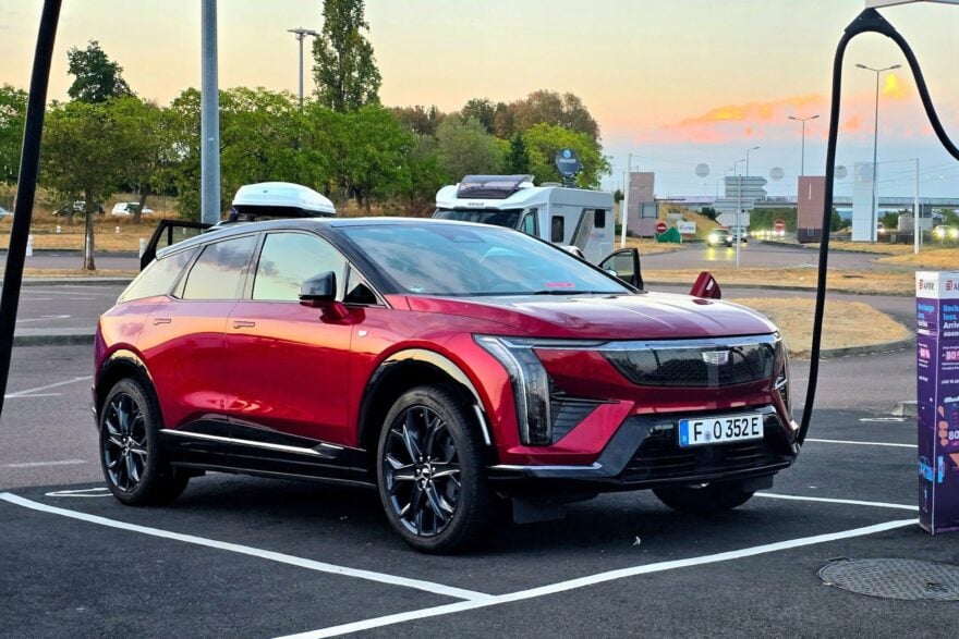 J’ai fait Paris-Grenoble en Cadillac Optiq : autonomie et recharges décevantes, pourquoi ce SUV m’a fait transpirer