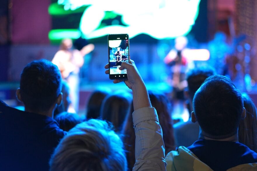Manifestation, concert, événement : Orange lance le « Fast Pass 5G+ », un coupe-file de 24h pour accéder au réseau en prioritaire dans les zones de forte affluence