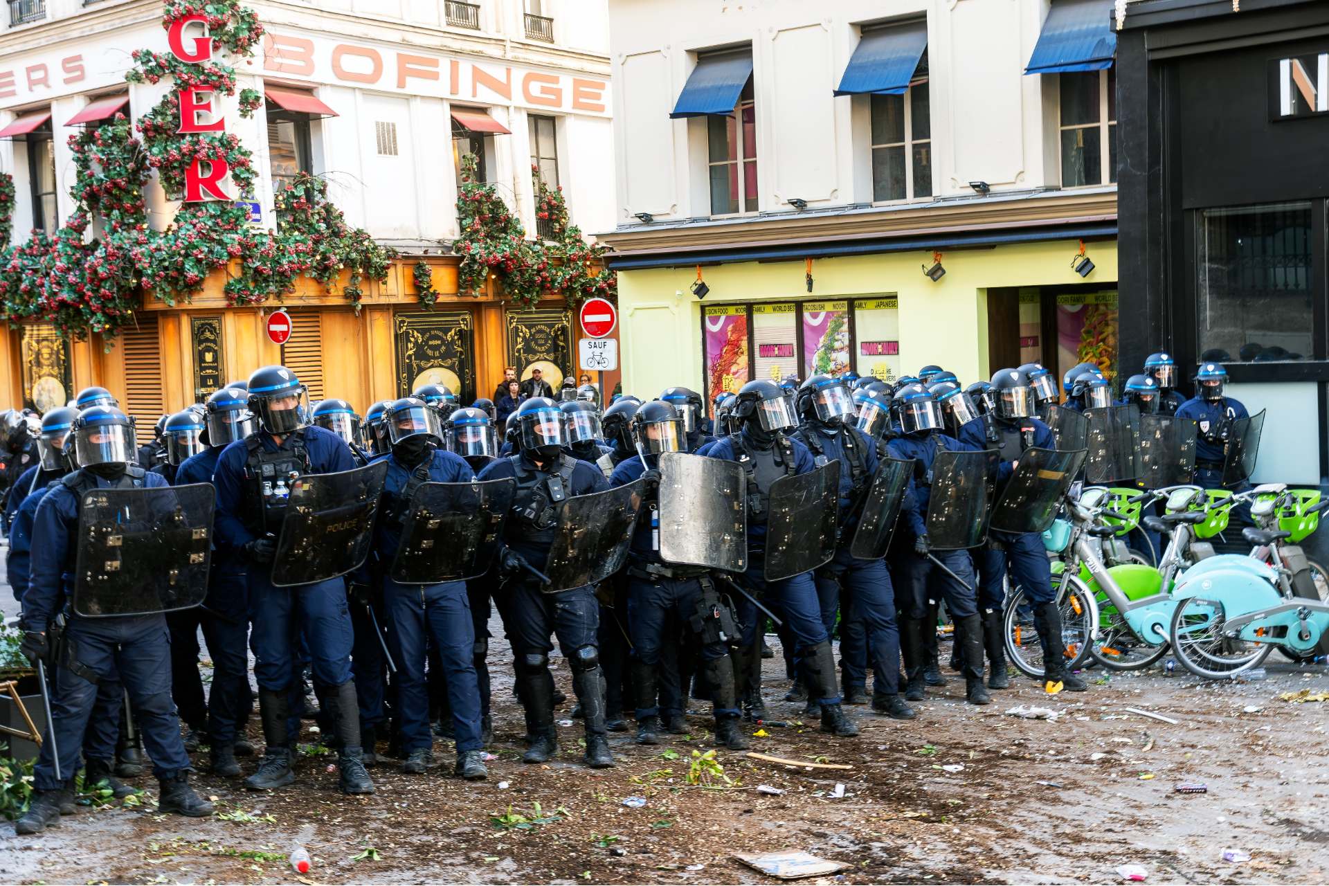 France Emeutes Forces De Ordre (2)
