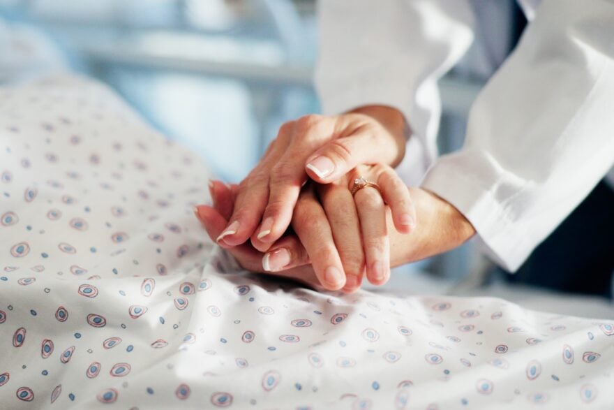 Keytruda : pourquoi le déploiement de ce médicament phare contre le cancer est bloqué en France