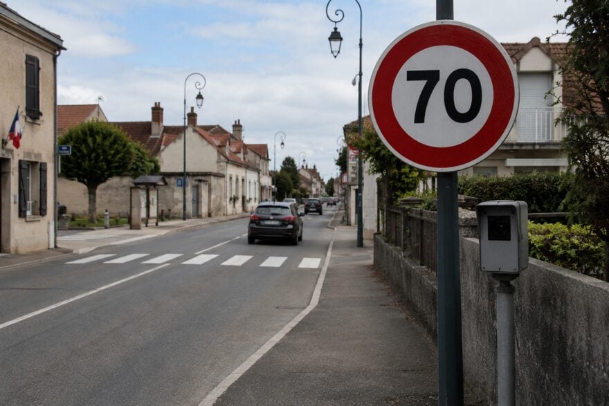 Un faux panneau 70 km/h entraîne la verbalisation de centaines d’automobilistes en seulement deux jours
