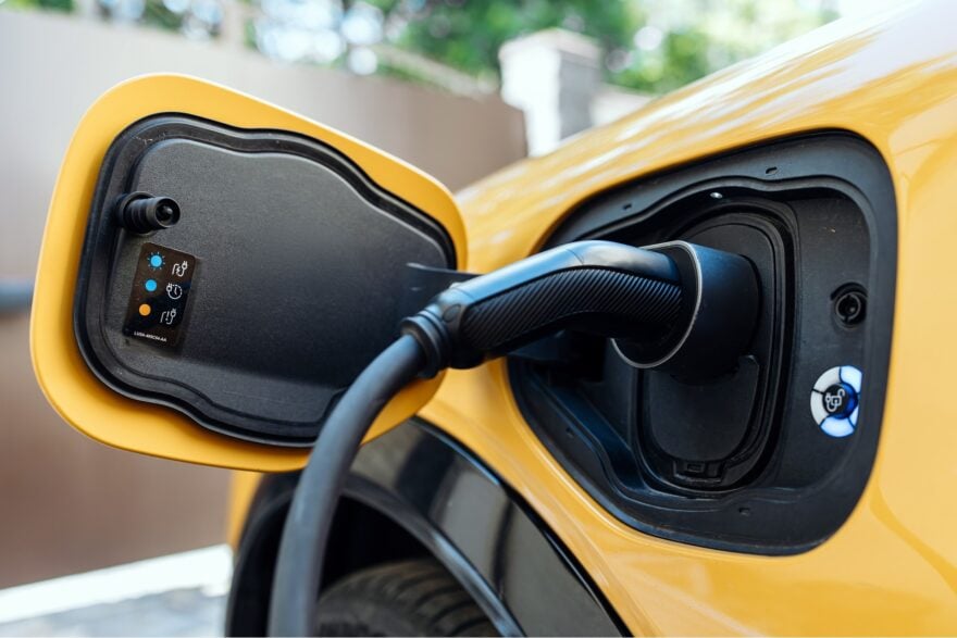 Voiture électrique vs voiture thermique : le verdict de l’ADEME est sans appel sur le bilan carbone (juste au cas où vous doutiez encore)