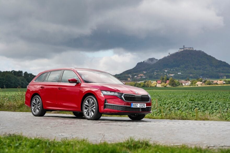 Skoda lance sa toute première voiture hybride sans prise : pourquoi c’est un virage majeur